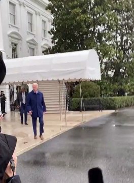 Biden soruyu duyunca koşar adım kaçtı. Gazeteciler elini sıkmadı eli havada kaldı