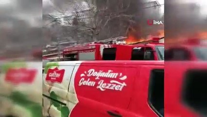 Gecekonduda korkutan yangın 