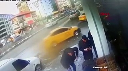 Nöbete giderken aldığı ekmekler ortada kaldı. Çatıdan başına buz düşen güvenlik görevlisi hayatını kaybetti