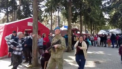 Mehmet Şef askerlerle birlikte depremzedelere yemek pişirdi.