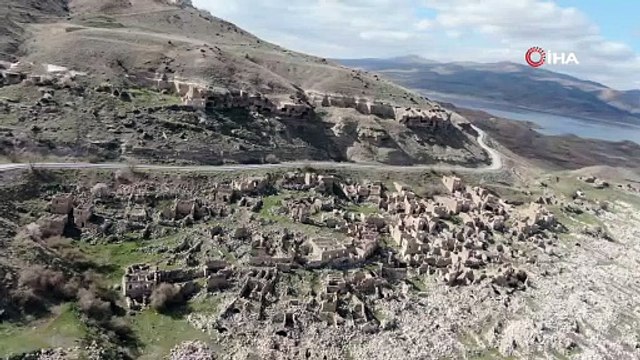 Baraj suları çekilince eski köy gün yüzüne çıktı