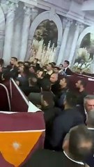 AKP’nin temayül yoklamasında yumruklar konuştu. Partililer birbirine girdi