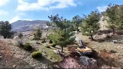 Depremde kopan kaya parçaları mahalleye korku saçıyor