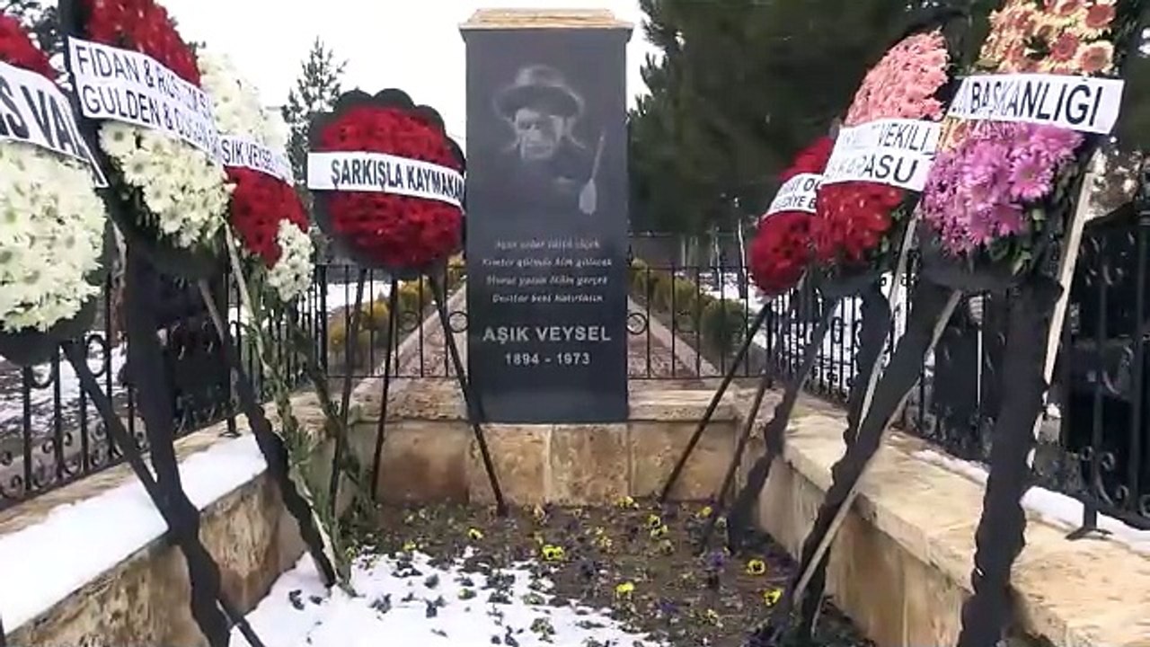 Aşık Veysel vefatının 50. yılında Sivas'ta mezarı başında anıldı