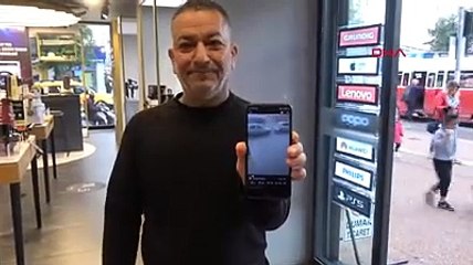 Doluya hazırlıksız yakalanan kuş mağazaya sığındı. İçeri girmek için sıraya girdi