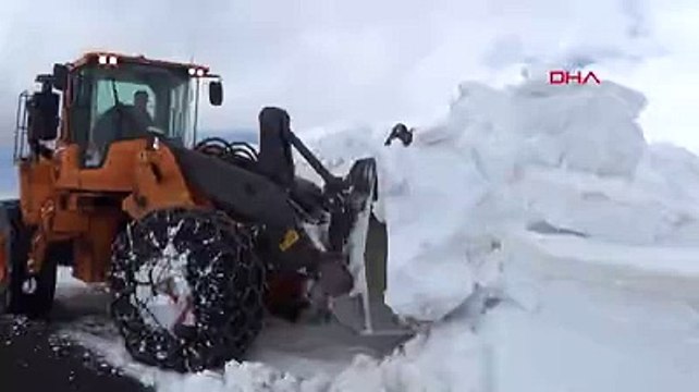 2 bin 581 rakımlı yaylada, evler kara gömüldü