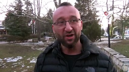 Avcı aç kalan tilkiyi elleriyle besledi