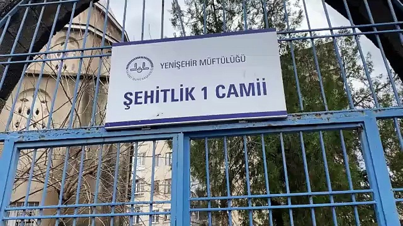 Depremlerde hasar gören caminin minaresi kontrollü şekilde yıkıldı