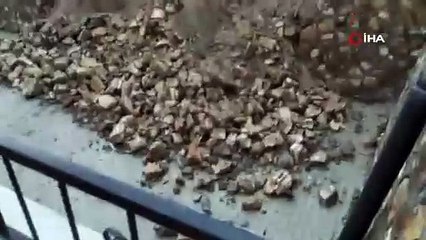 Elazığ’da sağanak sonrası istinat duvarı çöktü