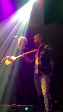 Cahiy Berkay ve Barış Atay'ın sahne dayanışması. Duygu dolu anlar yaşandı