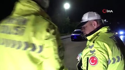 Alkolmetreyi üflemek yerine yutmaya çalıştı