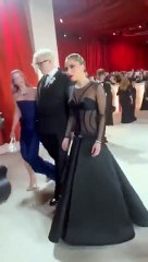 Oscar'da yere düşen gazetecinin imdadına Lady Gaga koştu