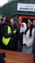 Aslı Tandoğan depremzede çiftin nikah şahitliğini yaptı. Ünlü oyuncu günlerdir afet bölgesinde yaraları sarmaya çalışıyor