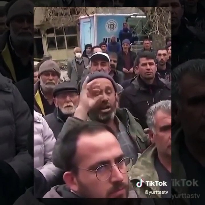 Depremzede vatandaş Kılıçdaroğlu'na bunları söyledi: Erdoğan gelseydi, sizin kadar yüz yüze konuşamazdık, bir kaymakama ulaşamıyoruz. Helal olsun size