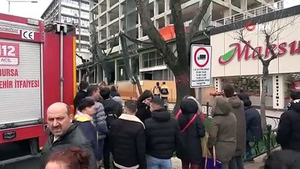 6 katlı binanın çatısına çıktı, eşi ve bebeği gelince ikna oldu