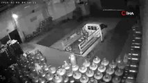 Deprem gecesi depodaki mutfak tüpleri böyle devrildi