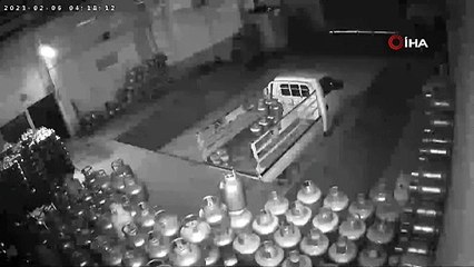 Deprem gecesi depodaki mutfak tüpleri böyle devrildi