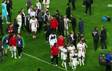 Sakaryaspor Samsunspor maçında polis sahaya girdi. Çirkin olaylar