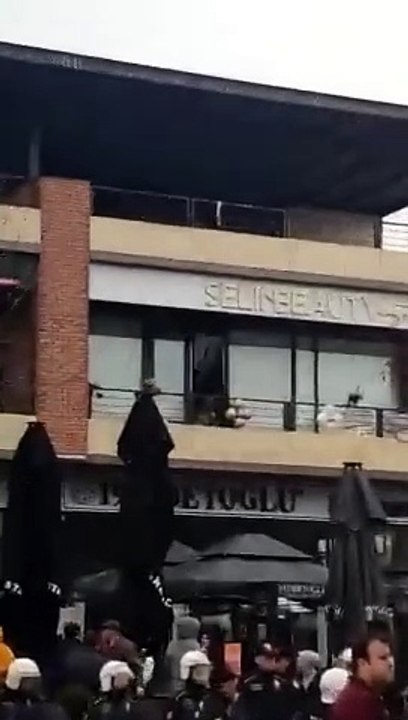 Selin Ciğerci'nin Konya'da güzellik merkezi açması protesto edildi. “Konya’dan defol'', ''Ya Allah Bismillah Allah-u Ekber'' sloganları atıldı