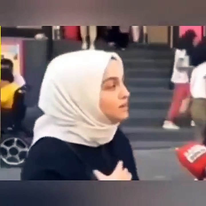 Başörtülü kadından sokak röportajında flaş sözler: Bir sürü imam var birini cumhurbaşkanı yapalım o zaman