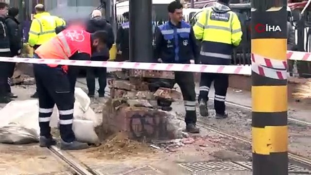 Eminönü'nde raydan çıkan tramvay kaza yaptı. Seferler durduruldu