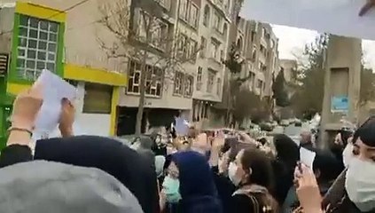 İran'dan kız öğrencilerin zehirlenmesine öğretmenlerden protesto
