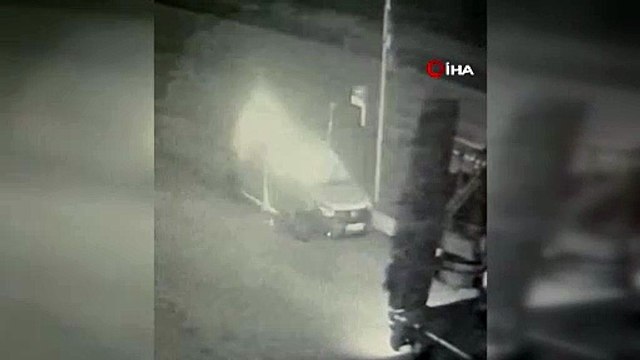 Sigara yakmak isterken aracını patlattı! Korkunç an kamerada