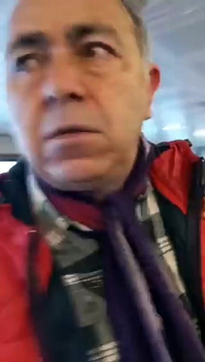 Kaptan 'vapurda sokak köpeği var' diye Kadıköy-Beşiktaş seferini iptal etti. Yolcular tepki gösterince onların da inmesini istedi