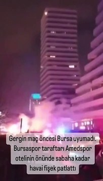 Bursaspor taraftarı Amedspor oteli önünde gece boyunca havai fişek attı. Mehter Marşı çaldı