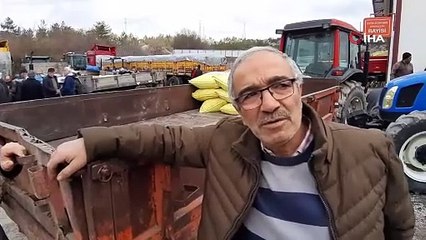 Traktöre binen çiftçiler aynı yere akın etti