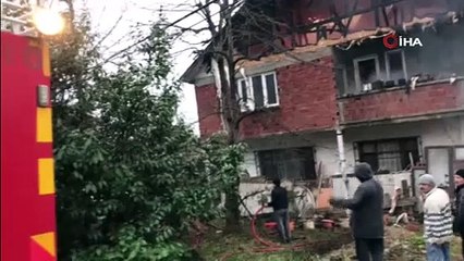 Sakarya’da iki katlı ev alev alev yandı