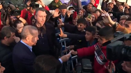 Erdoğan depremzedelere bayrammış gibi para dağıttı