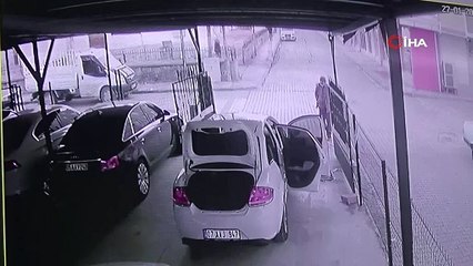 İki minik köpeğin kovaladığı adam böyle kaçtı