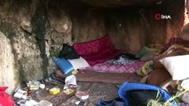 Depremde evi yıkıldı mağarada yaşıyor