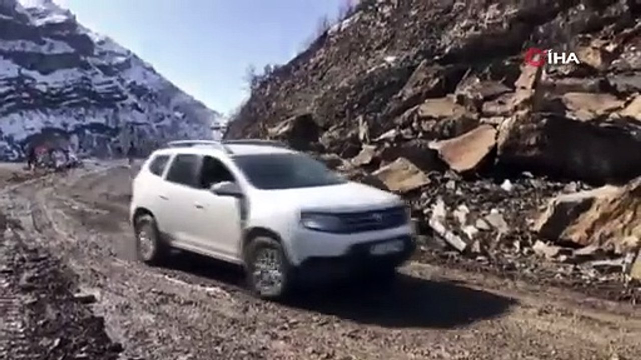 Dev kayalar yolu kapattı