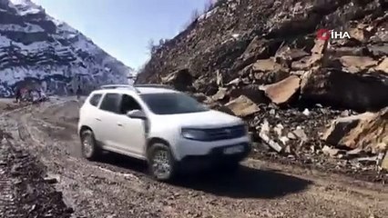 Dev kayalar yolu kapattı