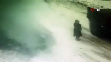 İki kadının üzerine kar kütlesi düştü