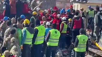 152 saat sonra umutlandıran gelişme. 2 kardeş enkazdan sağ çıkarıldı