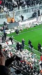 Vodafone Park'ta maçın 4. dakika 17. saniyesinde yer yerinden oynadı. Sahaya binlerce oyuncak atıldı