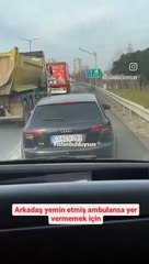 Kim bu ambulansa yol vermeyen. 03 plakalı araç