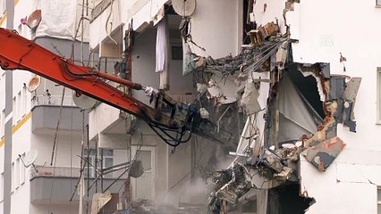 Diyarbakır'da ağır hasarlı 3 bina yıkıldı