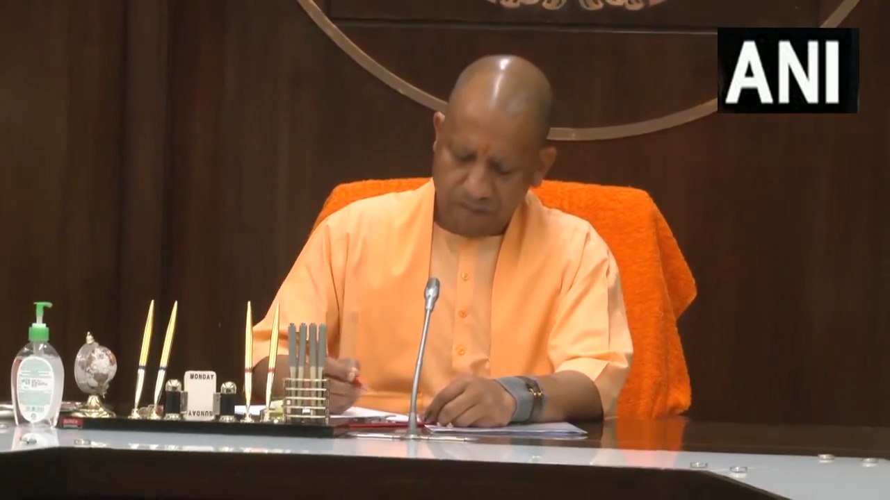उत्तर प्रदेश के मुख्यमंत्री योगी आदित्यनाथ ने अपने मंत्रिपरिषद के साथ बैठक की अध्यक्षता की