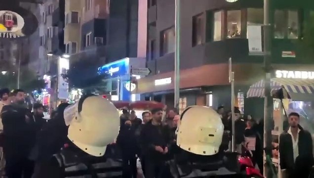 Fenerbahçe'nin kalesi Kadıköy'ün Bahariye Caddesi'nde 'Hükümet istifa' sloganları atıldı. Polis müdahale etti