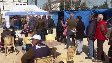 Erdal Bakkal da depremzedelerin yardımına koştu