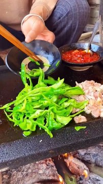 Chinese burger Stir-fried shredded pork with chili pepper