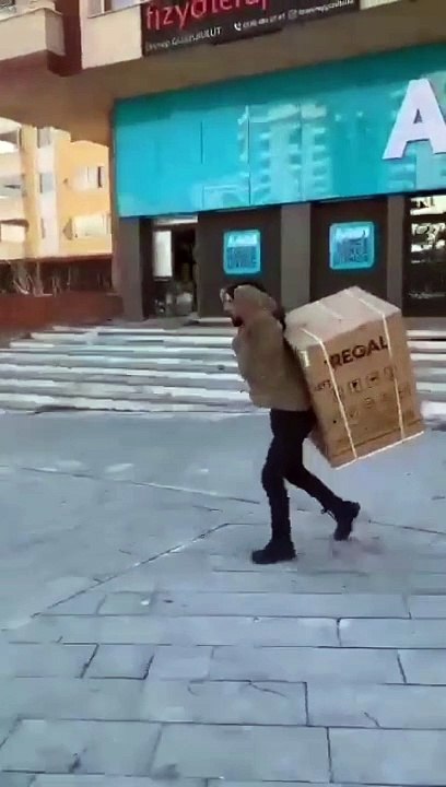 Yağmacı hırsız A101'den buzdolabı çaldı. Yağmacılığını örtmek için Türk bayrağı kullandı. İşte plakası
