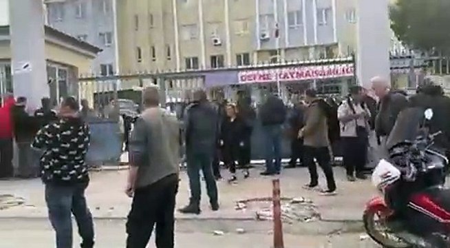 Depremin 19'uncu gününde çadır kuyruğu. Depremzede vatandaşlar kaymakamlık önündemetrelerce sıra bekledi