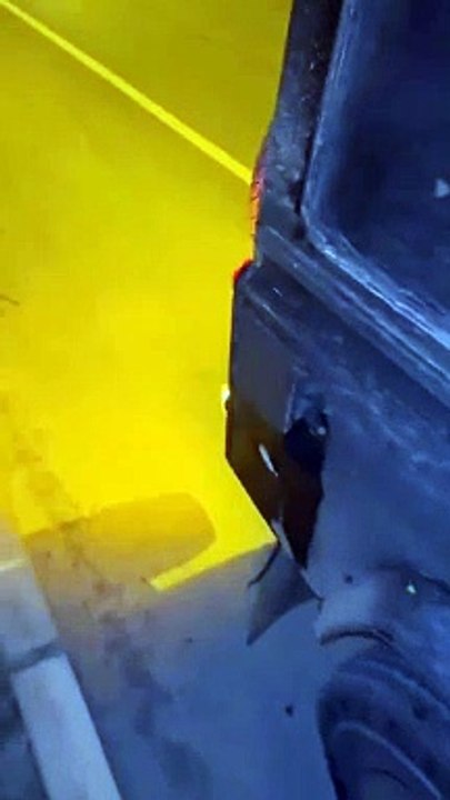 Depremzedelere yardım götürürken silahlı yağmacıların saldırısına uğradı. Ateş açtılar kurşun yakıt deposuna isabet etti