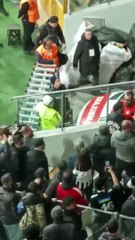 İlk yarı bitti stat inliyor: Hükümet istifa