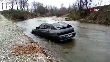 Derenin etrafında dönüş yapmak istemişti. Aracı dereye düştü